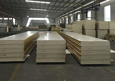 Aplicações de painéis sanduíche em construções metálicas