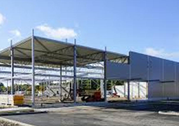 Como instalar corretamente painéis sanduíche de metal em um prédio industrial?