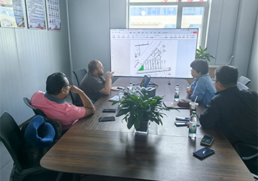 Clientes salvadorenhos visitam a Yumisteel para projeto de painéis para câmaras frigoríficas.