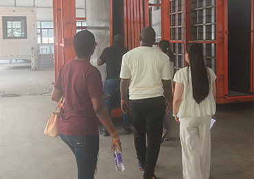 Dando as boas-vindas aos clientes camaroneses na fábrica de vilas de aço leve da Yumisteel