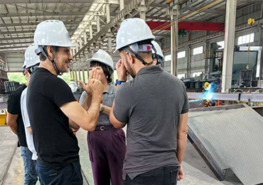 Yumisteel recebe clientes brasileiros em instalações