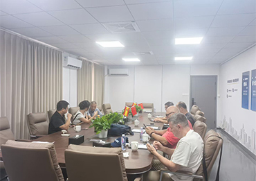 Uma calorosa recepção à visita de cliente espanhol à fábrica de vilas de aço leve