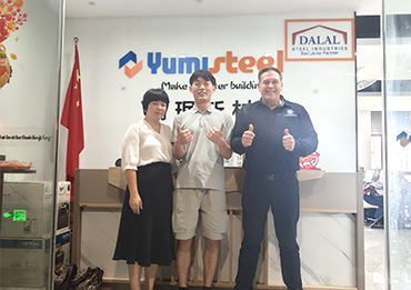 Clientes australianos visitam a Yumisteel