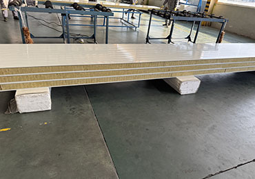 Painéis sanduíche versus painéis metálicos isolados